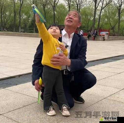 奶奶今年 72 岁孙子 16 岁:跨越年龄的亲情羁绊
