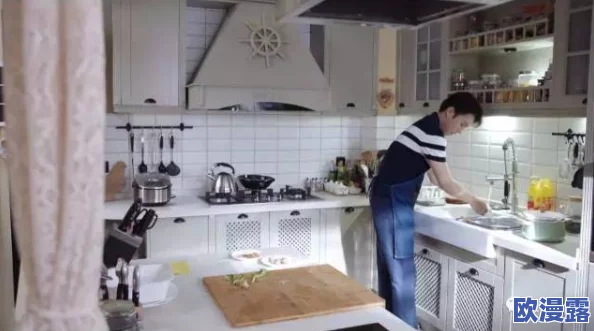 震惊！从厨房一路干到客厅怎么说，这样的场景竟然真实发生在我们身边，让人目瞪口呆！