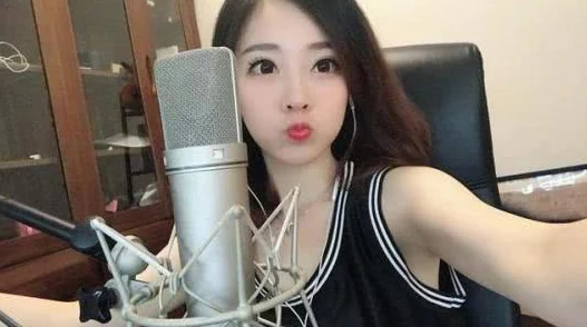 操美女免费看，震惊！竟然有网友在网上直播这一切，引发全网热议与争议！