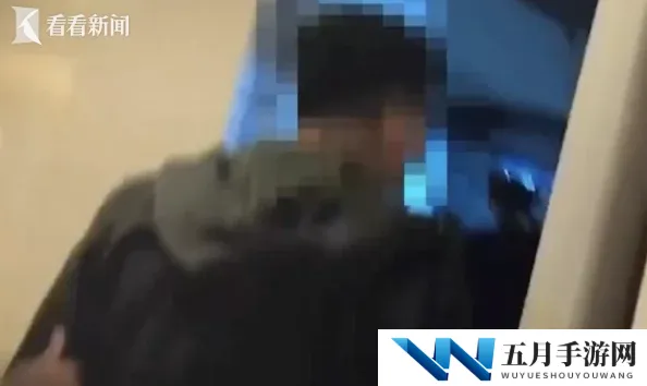 被当着夫面被公侵犯中字，震惊！女子在公共场合遭遇恶劣行为，引发社会广泛关注与讨论！