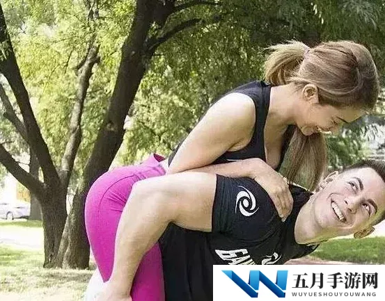 女人扒开屁股让男人桶，竟然引发全网热议，网友们纷纷表示无法接受，这背后隐藏着怎样的社会现象？