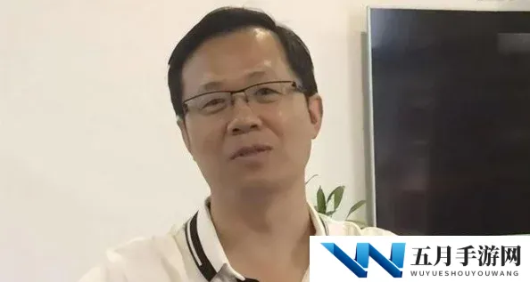 亲嘴伸进内衣揉胸口视频引发热议，网友纷纷讨论隐私与公共场合的界限，社交媒体上相关话题持续升温