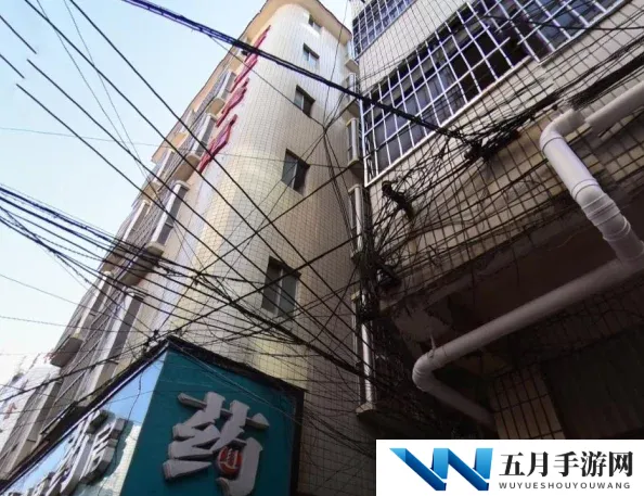 亲嘴伸进内衣揉胸口视频引发热议，网友纷纷讨论隐私与公共场合的界限，社交媒体上相关话题持续升温