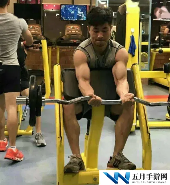 两个猛男脱了内裤玩jiji，展现友谊与幽默的另类方式，引发网友热议与讨论