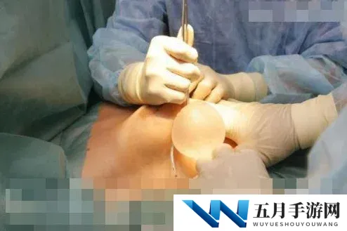 美女被男人撕开奶罩揉出来的，警方介入调查引发社会热议，网络舆论持续发酵关注女性安全问题