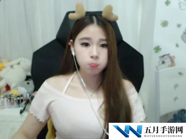 老师的胸又大又软，学生们纷纷表示羡慕不已，课堂气氛因此变得更加活跃和轻松