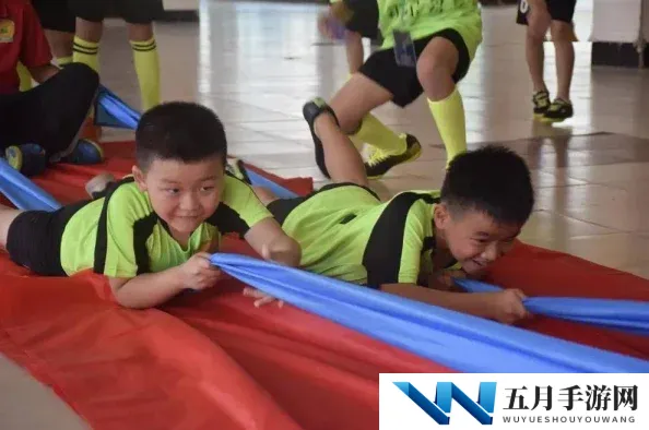 六年级小学生自扣出桨，勇敢挑战水上运动展现团队合作精神与个人成长新动态