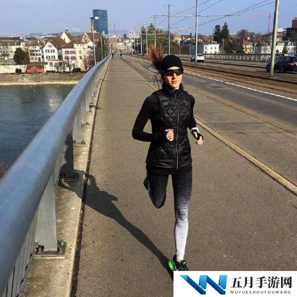 菲律宾娇小XXX小泬XXX：惊现绝美身材，网友热议其独特魅力与时尚风格！