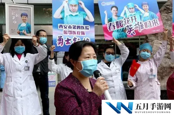 夫妻两人看b站伤感电视剧，感受剧情中的爱与痛，泪水与欢笑交织的温馨时刻让人心潮澎湃