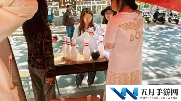 男生和女生相嗟嗟嗟免费，校园内惊现神秘活动引发热议，众多学子参与互动！