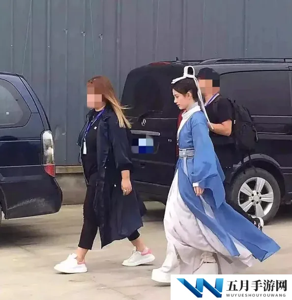 鞠婧祎压腿压哭的视频引发热议，网友纷纷感叹她的努力与坚持，背后故事令人动容！