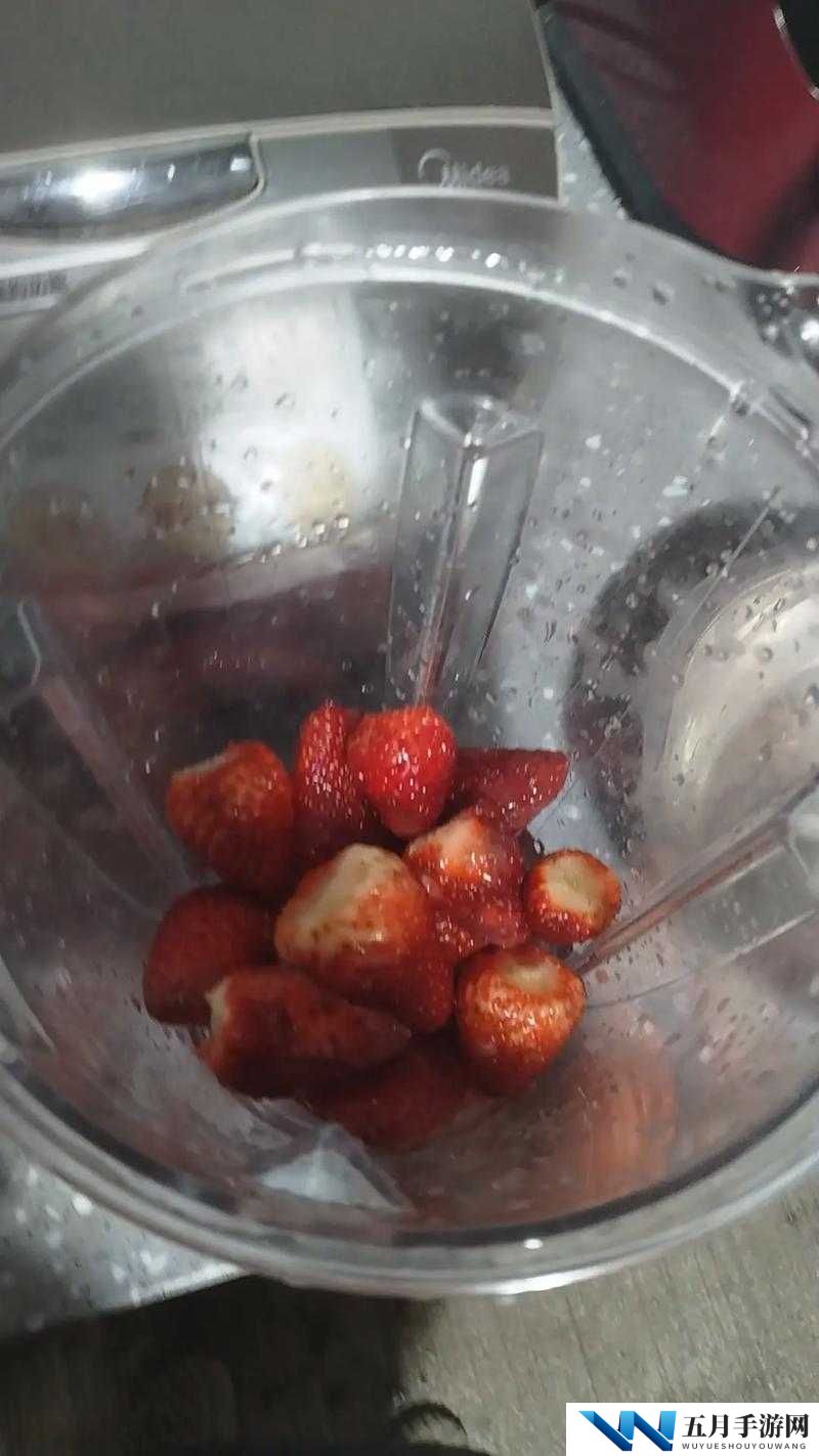 如何将草莓制作成美味的草莓汁:探索将草莓放在小洞里榨汁的技巧