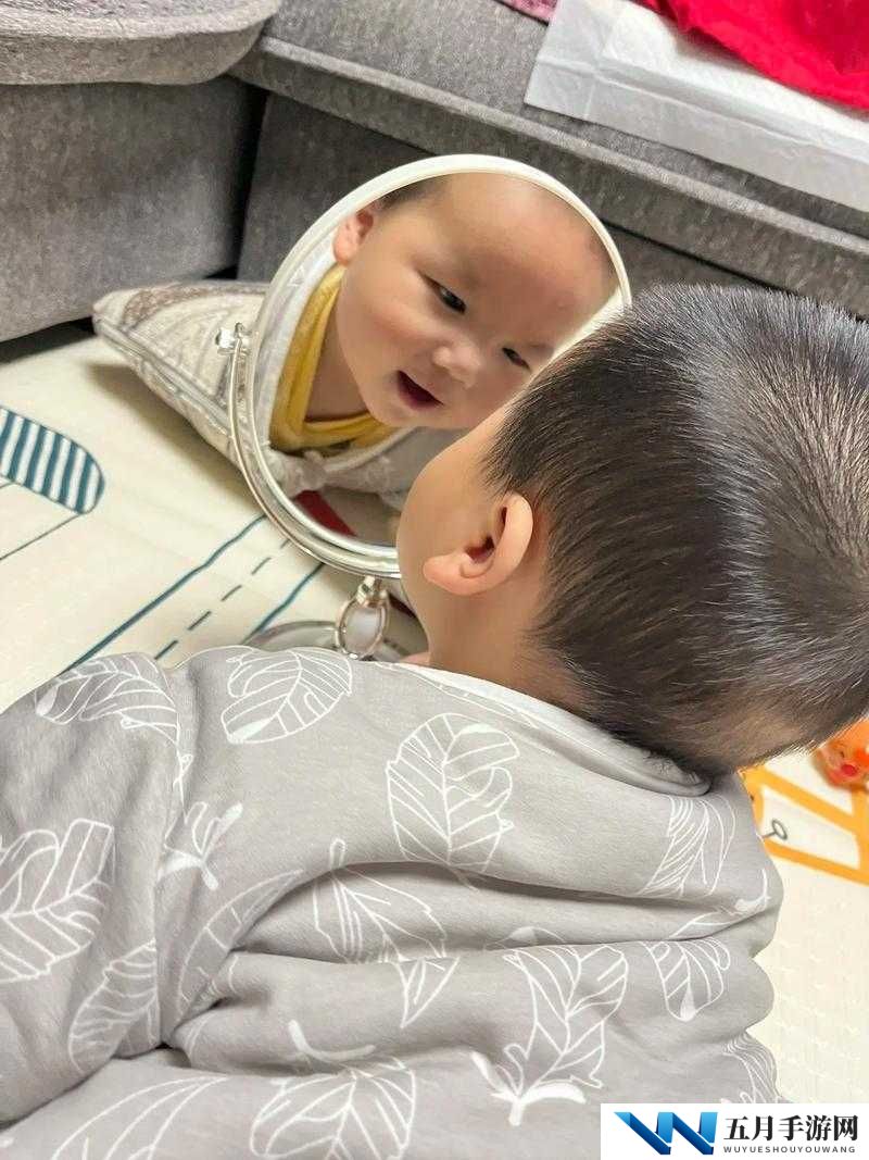 宝宝把脚抬高看镜子:这一可爱举动背后的童真世界
