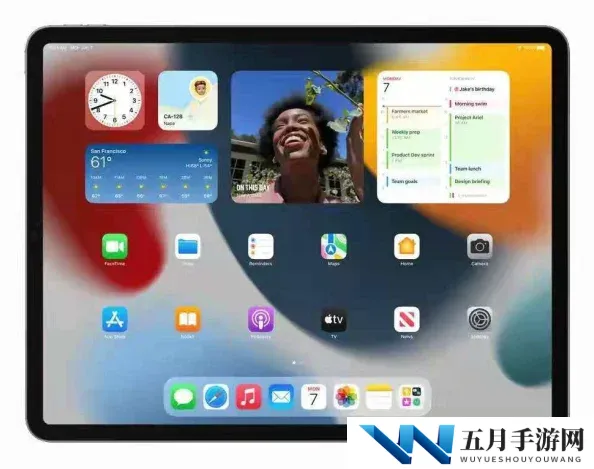 两个人在下边舔B，现场画面火爆引发热议，网友纷纷围观评论！