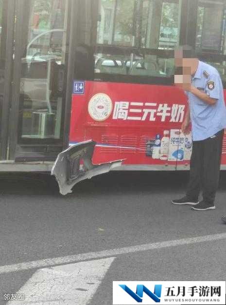 在公交车上竟八次被撞令人唏嘘不已