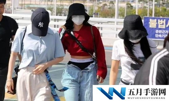 美女漏bb引发热议网友纷纷围观讨论时尚与隐私的界限究竟在哪里让人不禁思考社交媒体时代的影响力