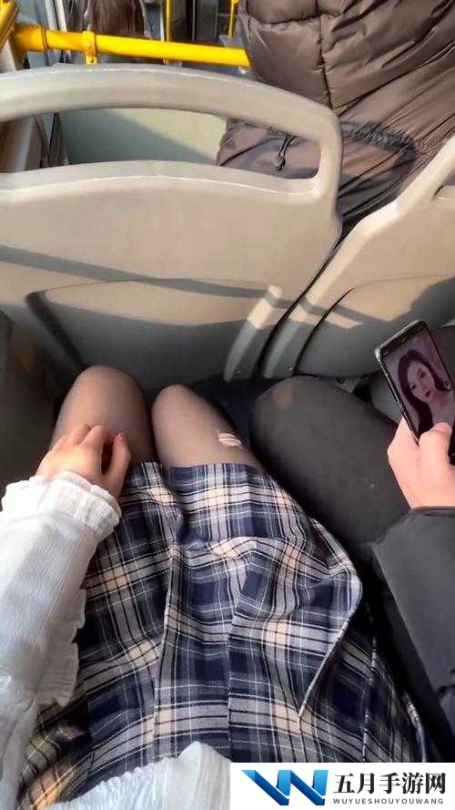 车上坐不下了妈妈坐我:这可怎么办才好呀