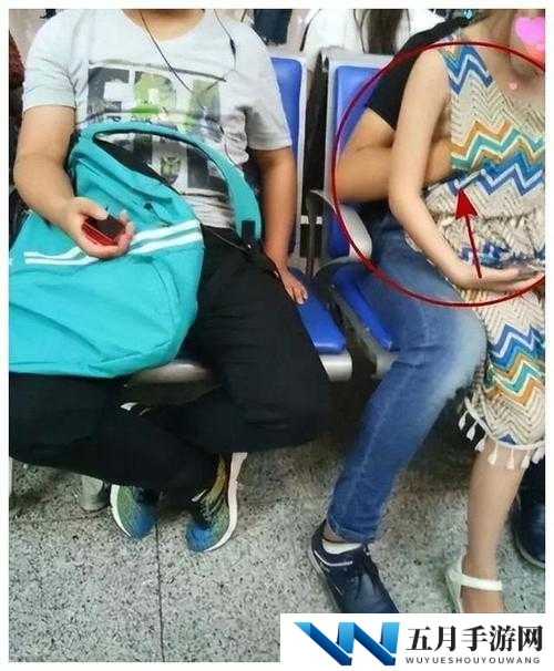 我半夜摸亲妹妹私密处导致其下面好湿的荒唐行径