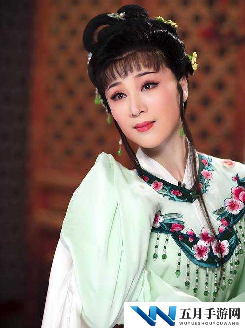 她为何开始拒绝却又慢慢迎合师姐？这背后到底有着怎样的故事？
