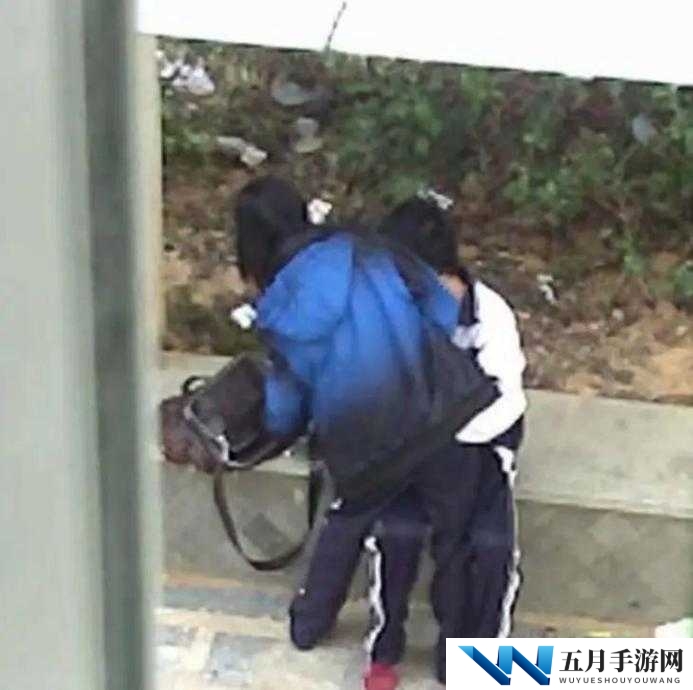 男生在学校摸女生,研究生该怎么办?