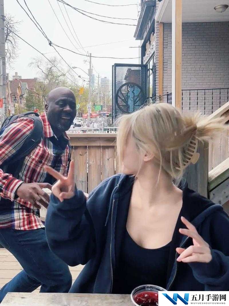 B站双人真人大片XXX震撼上线全程高能互动，笑点泪点齐飞，网友直呼过瘾