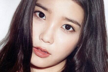 塌鼻子也好看_鼻子长的女明星_IU塌鼻子美