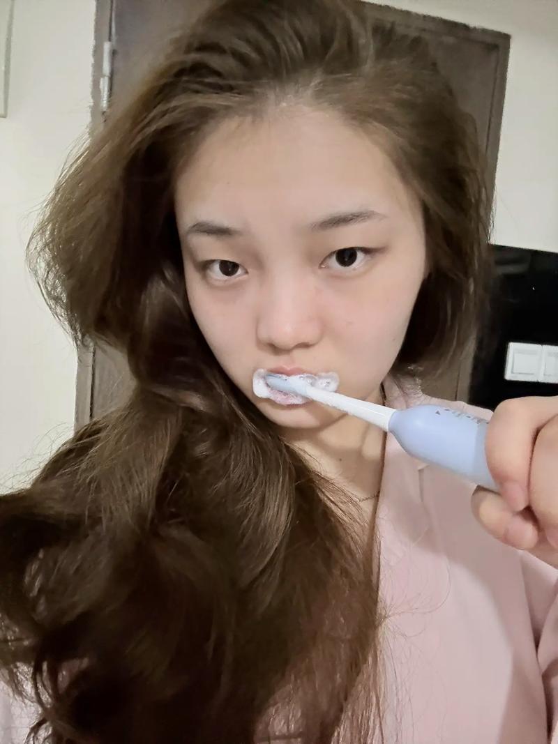 直击！女明星“刷牙素颜照”爆火，这波生活感谁顶得住
