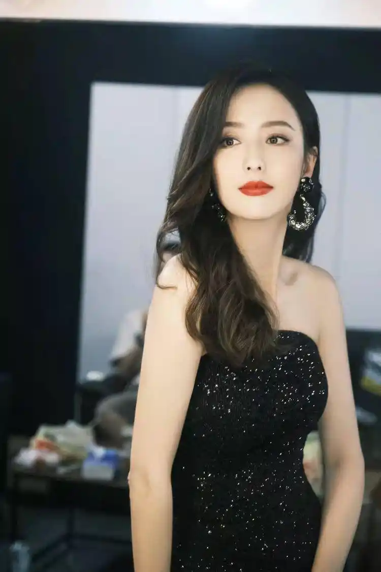 霸气的佟丽娅，更喜欢抹胸款式